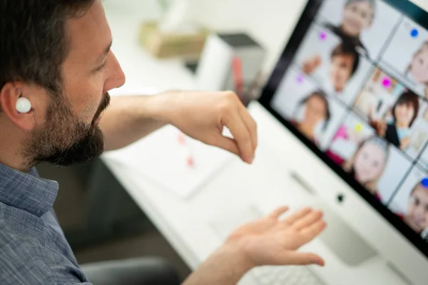 Manlig lärare som har online-konferens med skolbarn — Stockfoto