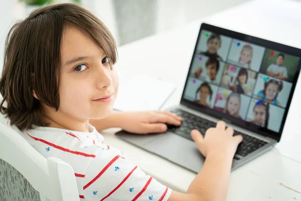 Kleine jongen met online school afstandsonderwijs klasse thuis — Stockfoto