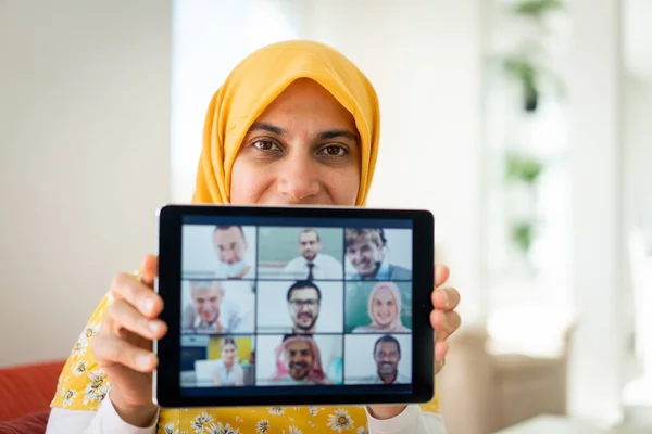 Midden-Oosten zakenvrouw met online conferentie thuis — Stockfoto