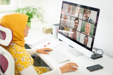 Orta Doğulu iş kadını evde online konferans yapıyor.