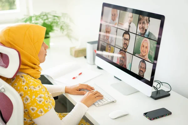 中東のビジネス女性が自宅でオンライン会議を持っている — ストック写真