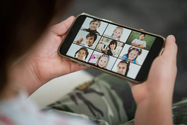 Kleine jongen met online school afstandsonderwijs klasse thuis — Stockfoto