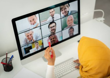 Orta Doğulu iş kadını evde online konferans yapıyor.