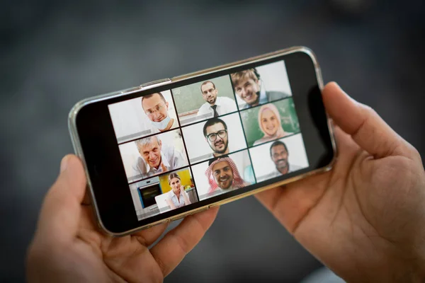Smartphone conferenza aziendale online in mano — Foto Stock