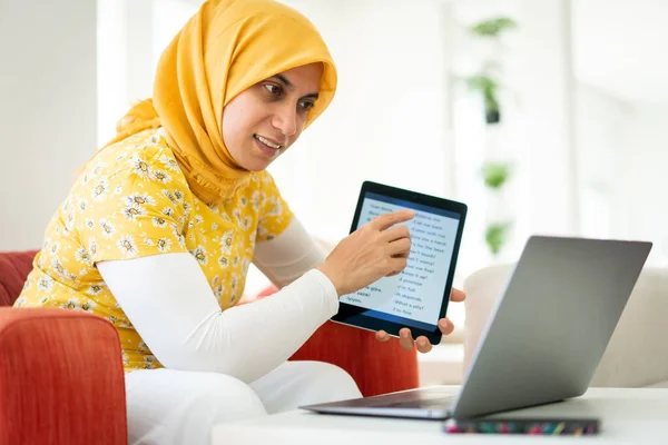 Donna musulmana che insegna sul tablet a casa — Foto Stock