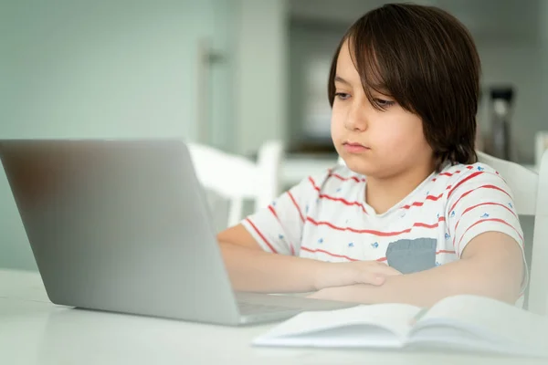 Niño usando el ordenador portátil en casa, foto de alta calidad —  Fotos de Stock