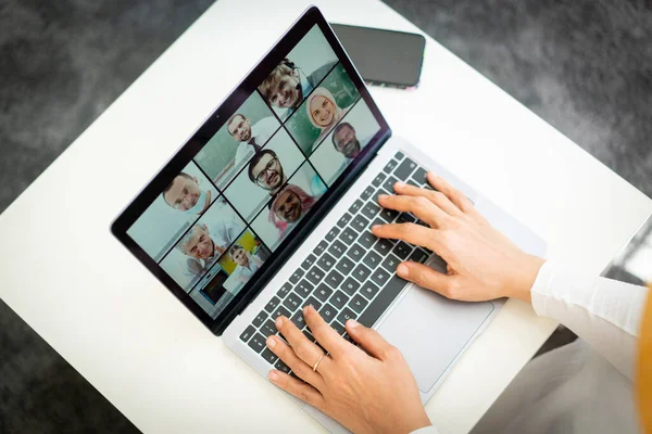 Tela de conferência de negócios on-line em mãos — Fotografia de Stock