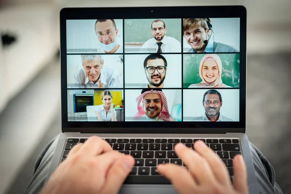 Online business conference screen i händerna — Stockfoto