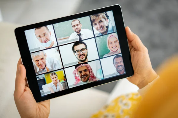 Tela de conferência de negócios on-line em mãos — Fotografia de Stock