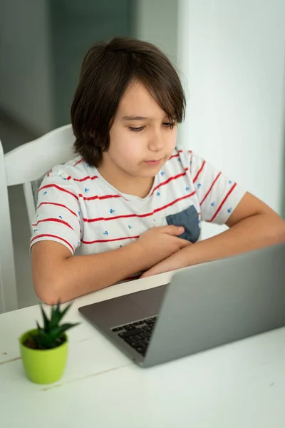 Bambino che utilizza il computer portatile a casa, foto di alta qualità — Foto Stock