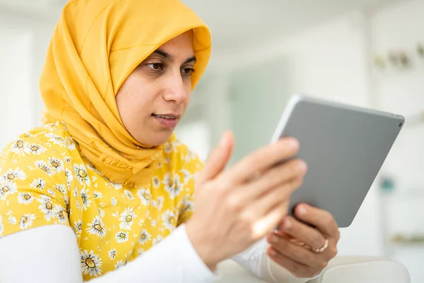 Wanita muslim bekerja pada tablet di rumah — Stok Foto