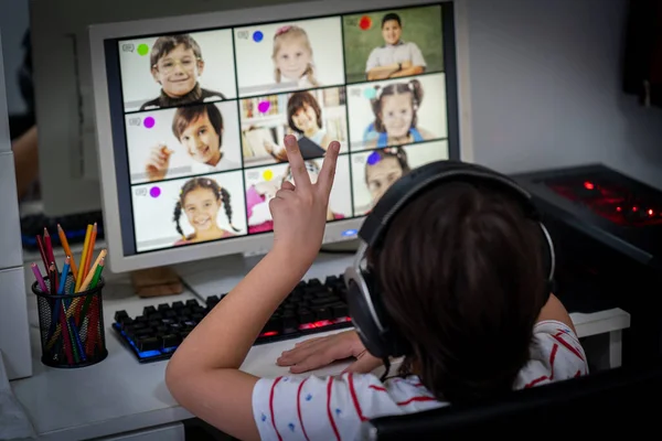 Niño pequeño que tiene la escuela en línea clase de aprendizaje a distancia en casa —  Fotos de Stock
