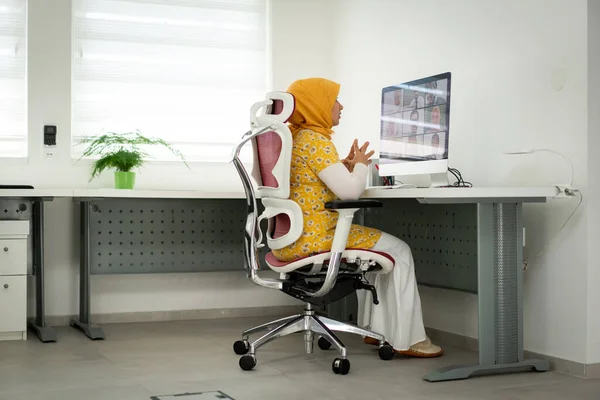 Ближневосточная деловая женщина проводит онлайн-конференцию дома — стоковое фото