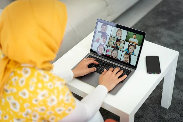 Арабская учительница, работающая с детьми онлайн — стоковое фото