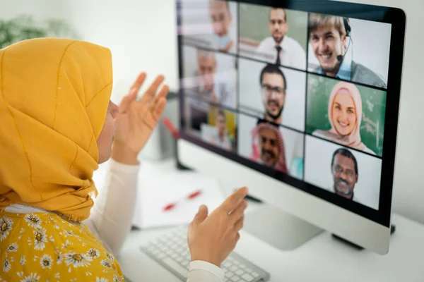 Ближневосточная деловая женщина проводит онлайн-конференцию дома — стоковое фото
