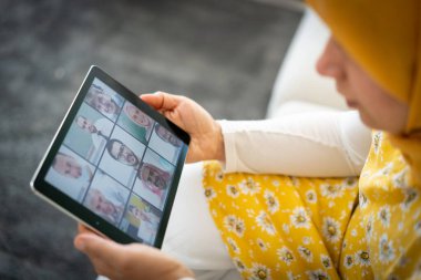 Orta Doğulu iş kadını tablet üzerinde online konferans yapıyor