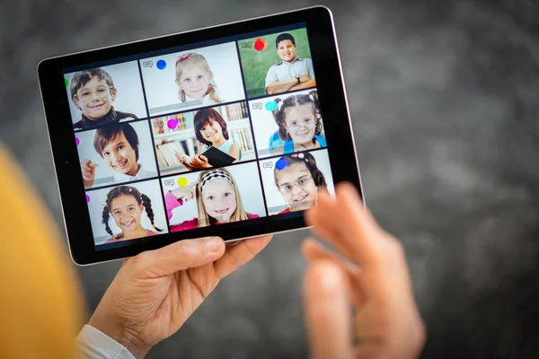 Los niños de la escuela a distancia en línea en pantalla —  Fotos de Stock