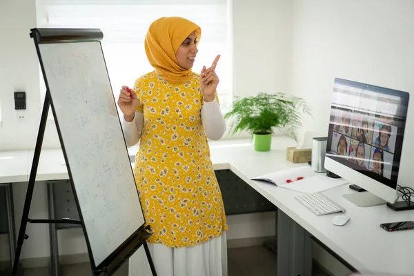 Árabe professor do sexo feminino trabalhando com crianças online escola — Fotografia de Stock