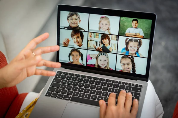 Arabe enseignante travaillant avec des enfants école en ligne — Photo