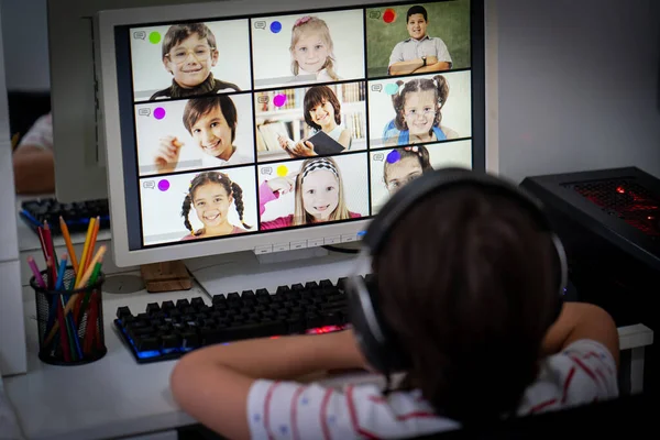 Niño pequeño que tiene la escuela en línea clase de aprendizaje a distancia en casa Imagen de stock