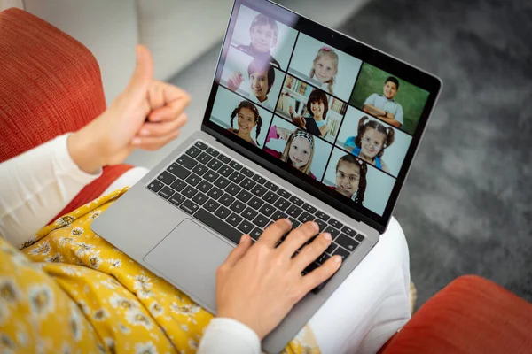 Arabische vrouwelijke leraar werken met kinderen online school — Stockfoto