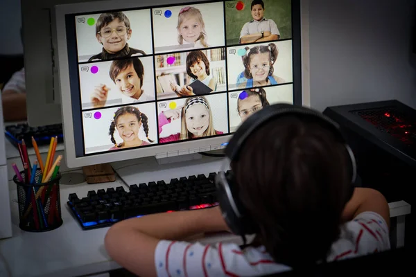 Liten pojke som har online skola distansundervisning hemma — Stockfoto