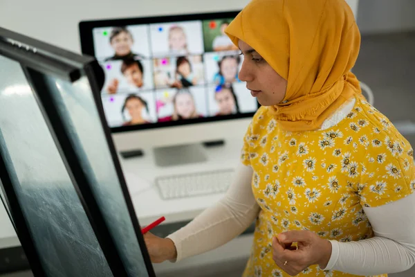 Arab tanárnő dolgozik gyerekekkel online iskola — Stock Fotó