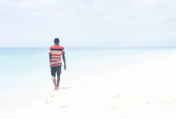 아프리카 흑인 젊은이가 열 대 해변을 걷고 있다 — 스톡 사진