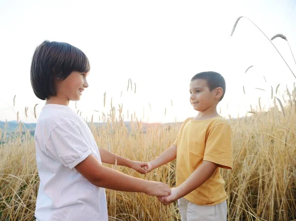 Dos hermanos en el prado — Foto de Stock