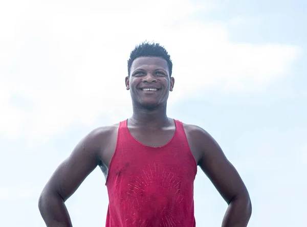 Junger Schwarzer arbeitet allein an der Küste — Stockfoto