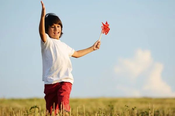 Niño en la naturaleza — Foto de Stock