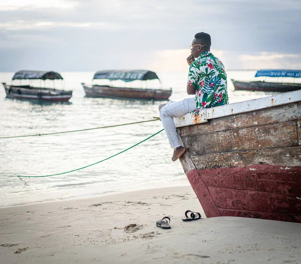 Jovem negro sentado no barco tirando selfie — Fotografia de Stock
