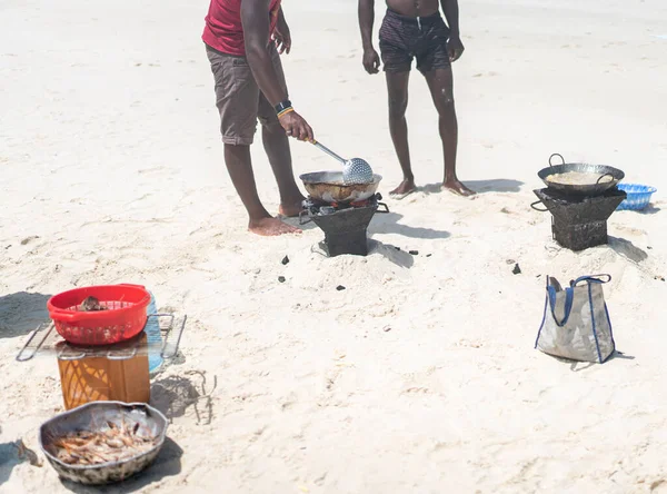 Ter alegria na areia da praia fazendo comida — Fotografia de Stock