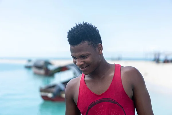Mladý černoch pracuje na pobřeží sám — Stock fotografie