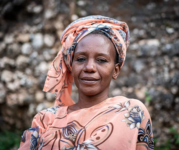 Preto africano sênior bela mulher com cachecol ao ar livre retrato — Fotografia de Stock