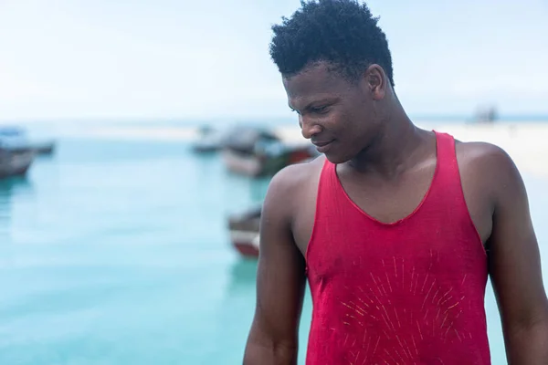 Jonge zwarte man werkt alleen aan de kust — Stockfoto