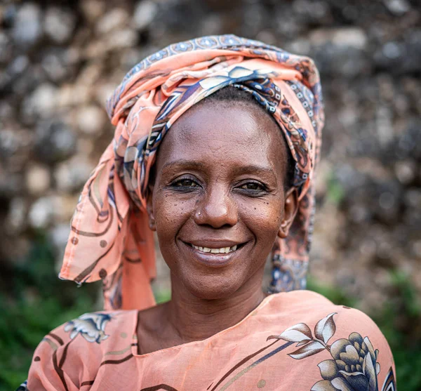 Black African senior beautiful woman with scarf outdoors portrait Stockfoto