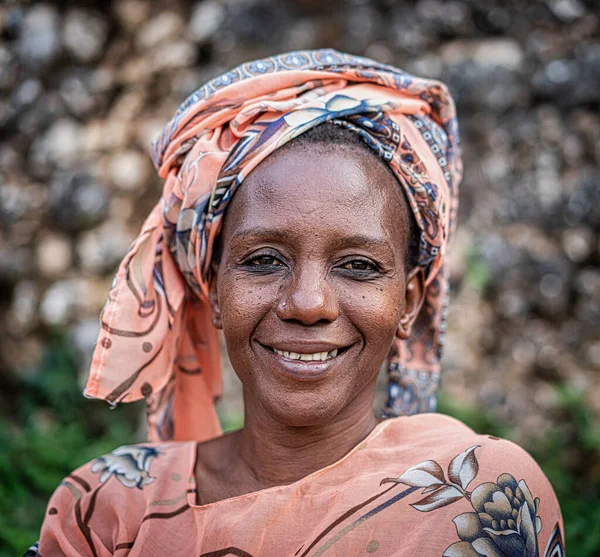 Preto africano sênior bela mulher com cachecol ao ar livre retrato — Fotografia de Stock