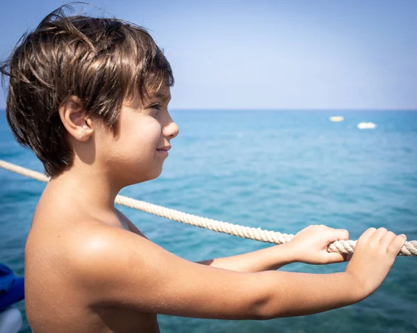 Malý roztomilý chlapec na mořském molu těší léto — Stock fotografie