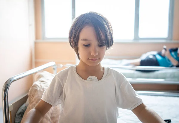 Kleine schattige jongen in het ziekenhuis in bed — Stockfoto