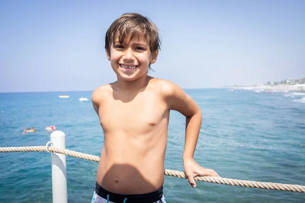 바다 부두의 작고 귀여운 소년 여름을 즐기며 — 스톡 사진