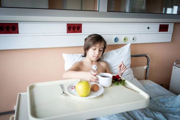 Pequeño chico lindo en el hospital en la cama —  Fotos de Stock