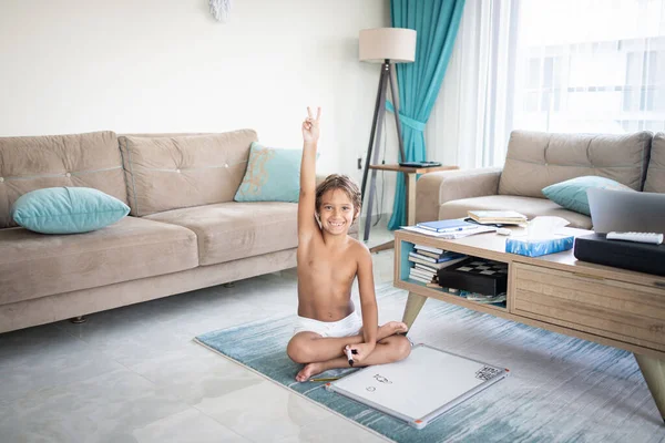 Niño en casa sentado y dibujando a bordo —  Fotos de Stock