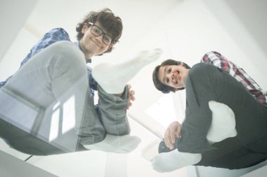 Baba ve oğulların oturup konuştuğu düşük açı.