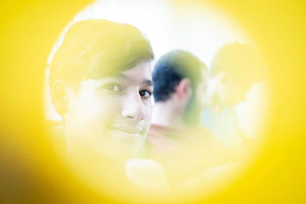 Ragazzo sorridente guardando in camera primo piano — Foto Stock