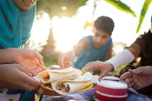 Glückliche Familie genießt Picknick am Strand — Stockfoto