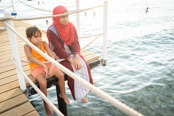 海で桟橋で楽しむ幸せな若い友人 — ストック写真