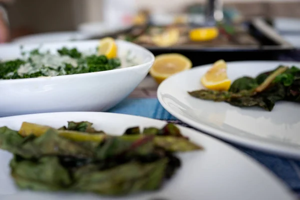Приготовление вкусной еды дома на столе — стоковое фото
