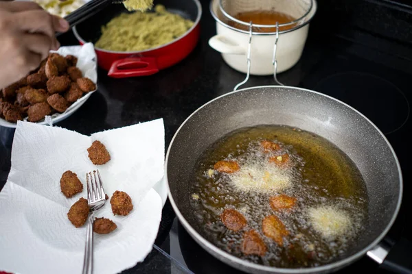 Förbereda läckra falafel hemma på bordet — Stockfoto