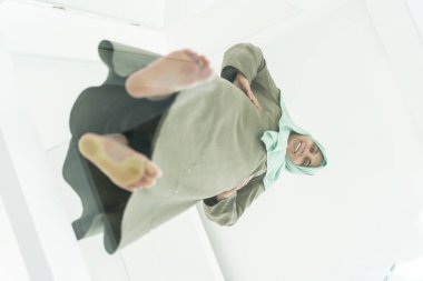 Müslüman bir Arap kadının düşük açısı